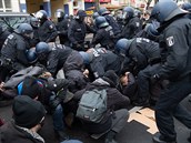 Zásah policie proti protestujícím.