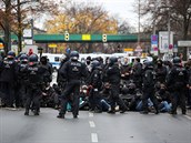 Policie a protestující.