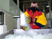 Pracovník kurýrní sluby DHL manipuluje se suchým ledem, který slouí k...