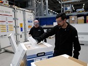 Zamstnanec továrny Va Q tec AG v Nmecku plní ultra nízkoteplotní kontejner...