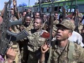 Vojáci poblí etiopských region Tigraj a Amhara. Snímek je poízen z videa,...