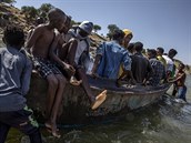 Uprchlíci, kteí utekli ped konfliktem v etiopském stát Tigraj u eky Tekeze...