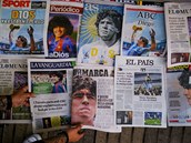 Smrt Diega Maradony zaplnila první stránky panlských novin.