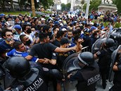 V Buenos Aires musela zasahovat policie.