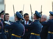 Baracka Obamu uvítal na letitní ploe prezident Václav Klaus.
