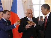 Dmitrij Medvedv, Václav Klaus a Barack Obama si pipíjejí po podpisu smlouvy o...