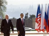 Obama a eský prezident Václav Klaus na procházce po hradní zahrad v roce 2010.