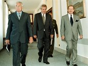 Zleva: Václav Klaus, Milo Zeman a Václav Havel. Na snímku z roku 2000.