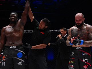 Český MMA zápasník Michal Martínek v souboji s Američanem Danielem Jamesem
