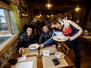 Majitel restaurace Jakub Olbert v ptek i pes policejn kontroly otevel...