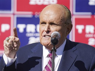 Trumpv prvnk Rudy Giuliani bhem tiskov konference, na kter zpochybnil...