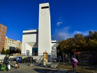 Dokončovaná stavba kostela Krista Spasitele v Grussově ulici na pražském...