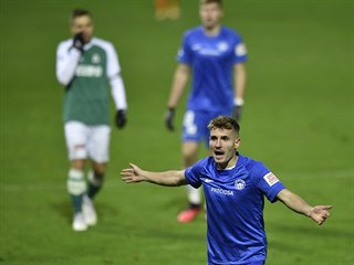 Kapitn Lvat Michal Sadlek v dresu Slovanu Liberec.