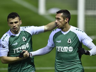 Stelec druh branky Jablonce v derby Ivan Schranz s Vladimrem Jovoviem.