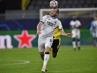 Michael Krmennk v dresu belgickch Brugg v zpase s Dortmundem.