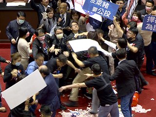 V tchaj-wanskm parlamentu ltaly psti i prase vnitnosti.