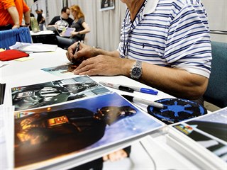 Herec David Prowse podepisuje fotku s Darthem Vaderem, kterho ztvrnil.