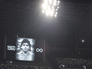 Na vech stadionech se drela minuta ticha za Diega Maradonu.