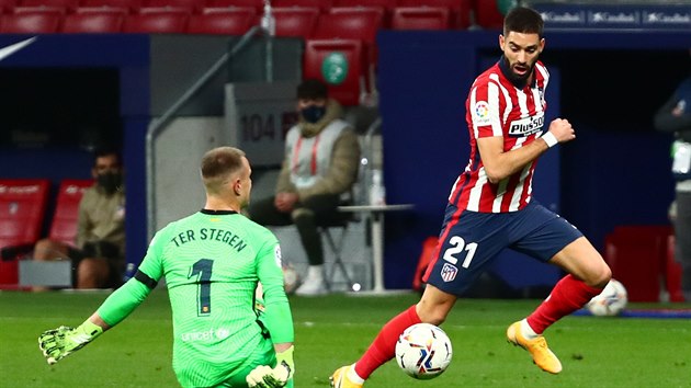 Yannick Carrasco stílí branku Barcelon.
