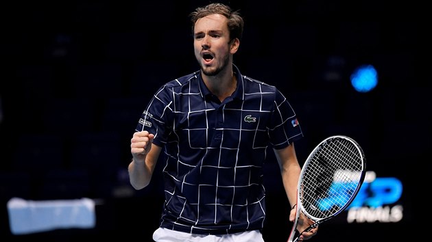 Daniil Medvedv slaví vítzství nad Rafaelem Nadalem.
