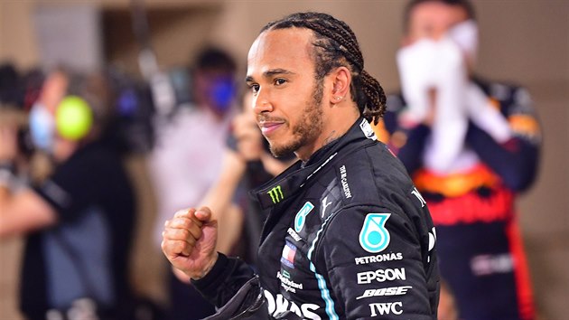 Lewis Hamilton slaví vítzství.