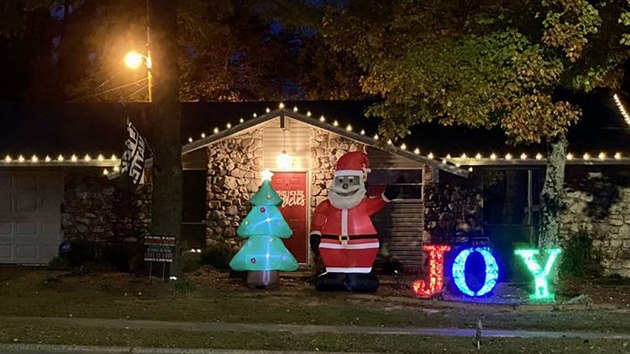 Santa Claus p�ed domem Chrise Kennedyho.