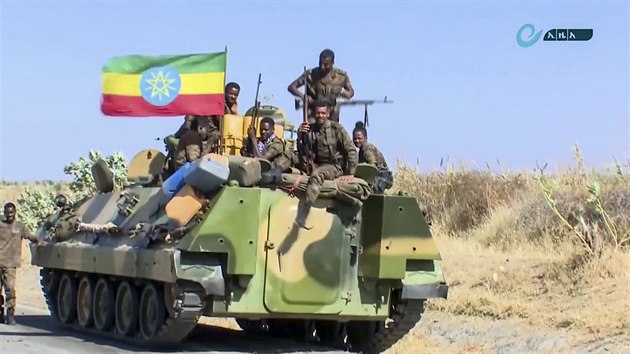 Etiopská armáda sedí na obrnném transportéru. Snímek byl poízen z videa,...