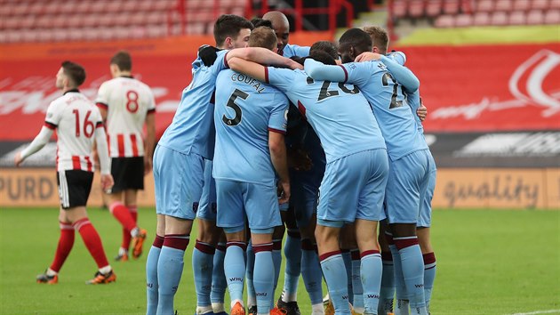 Fotbalisté West Hamu slaví gól v utkání proti Sheffieldu.