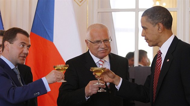 Dmitrij Medved�v, Václav Klaus a Barack Obama si p�ipíjejí po podpisu smlouvy o...