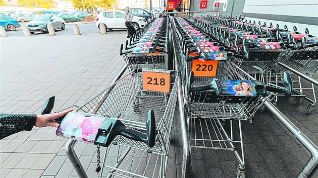 Oíslované vozíky ped supermarketem.
