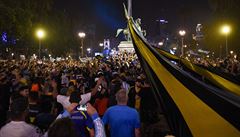 P�ed budovou zvanou Casa Rosada v argentinské metropoli u� v dob�, kdy sanitka...