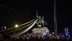 Rakev s ostatky fotbalové legendy Diega Maradony byla ve st�edu v noci...