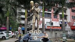 Lidé v Indii zdobí Maradonovu sochu.