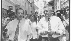 Dva věční rivalové. Václav Havel a Václav Klaus při návštěvě Bratislavy, 90....
