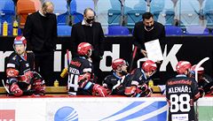 Na stídace Hradce Králové (zleva) asistenti trenéra David Koí, Daniel Branda...