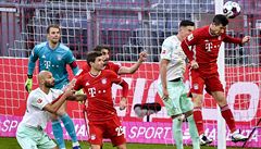 Robert Lewandowski odvrací centr Werderu Brémy.