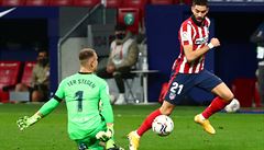 Yannick Carrasco st�ílí branku Barcelon�.