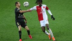 Peter Olayinka se snaí prodat pes Jana Moravce.