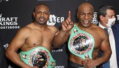 Oba boxei Roy Jones vlevo a Mike Tyson po sobotní remíze v ezhibiním zápase.