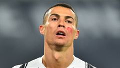 Cristiano Ronaldo a ervená karta pro násilí na enách.