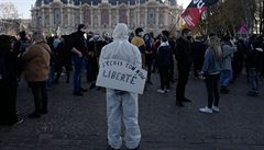Francouzi protestovali proti návrhu zákona o bezpečnosti. Hořela auta, policie použila slzný plyn