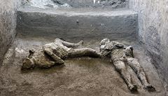 Odborníci v Pompejích odkryli poz�statky dvou mu�� v popelu.