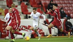 Fotbalisté Liverpoolu nahání Jamieho Vardyho.