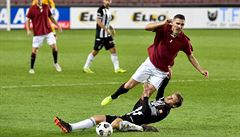 Patrik �avo� z �eských Bud�jovic (dole) fauluje Davida Pavelku ze Sparty.