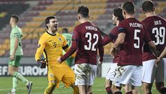 Branká� Florin Nita ze Sparty (vlevo) se raduje se spoluhrá�i z vít�zného...