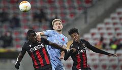 Jan Kuchta v souboji s obránci Nice.