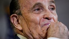 Jak se Giuliani potil p�ed noviná�i, za�aly mu po tvá�i stékat pruhy toho, co...