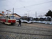 Do ulic Prahy vera vyjely vánoní tramvaje.