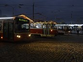 Vánon ozdobené tramvaje a autobus Karosa se vydaly do provozu v nedli krátce...