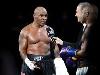 Mike Tyson (v ernm) a Roy Jones Jr. pi pozpasovm rozhovoru s Jimem Grayem.